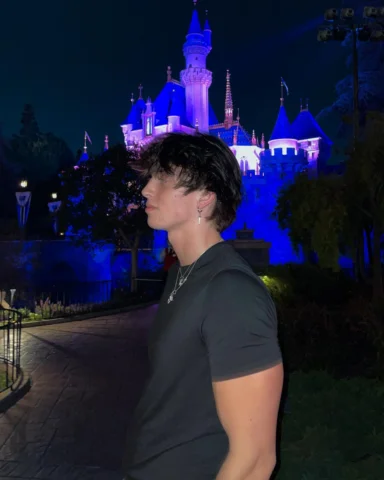 I wish I had someone to go to Disney with🙄