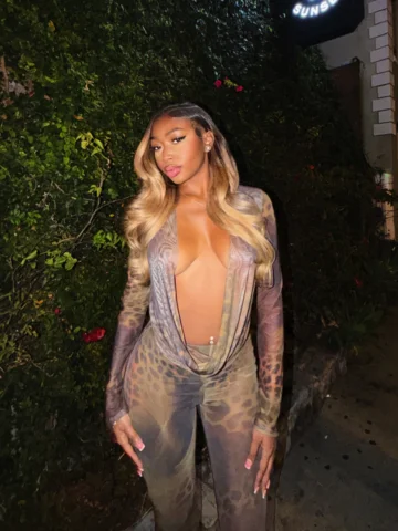 stop n stare<3

💇🏽‍♀️ @harrison.thestylist
outfit: @fashionnova