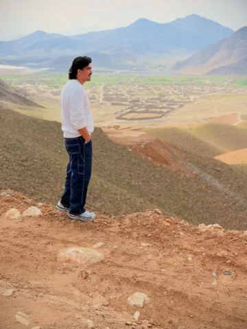 Sit here, let the mountains speak