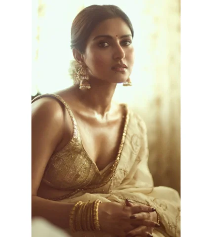 ✨💛

photography @gohil_jeet 
saree @anjanabohra_official @dipublicrelations