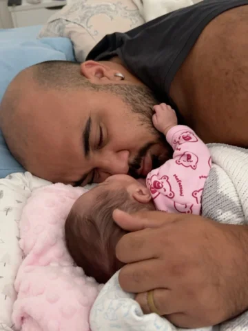 Hoje é seu primeiro Dia dos Pais com a Laurinha aqui do lado de fora!
E uma cois