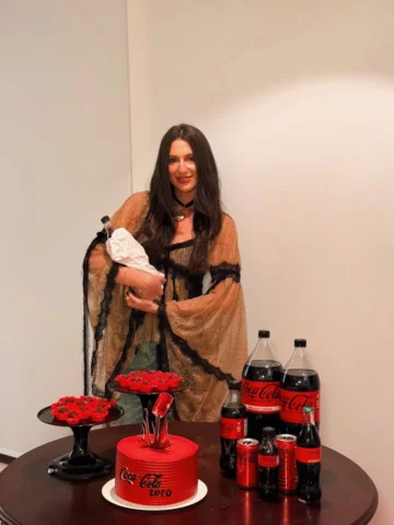 Muitos se denominam mãe de pet. Já eu me denomino mãe de Coca. 🥹❤️

É com muito