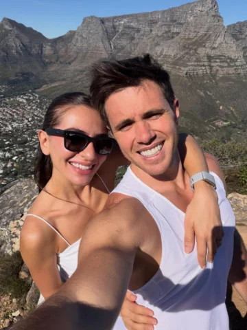 اول اسبوع بجنوب افريقيا تسلقنا Lions Head 

رحنا للماركت اللي بمزارعهم تريقنا وأ