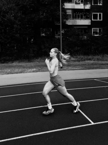 Go after the things that feel out of reach.
•
•
•
#running #track #aesthetic #mo