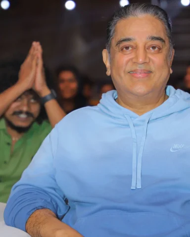 முதல்முறையாக பின்னால் அமர்ந்திருப்பதற்கு சந்தோஷப்படுகிறேன், என் முன்னால் தமிழ் ச