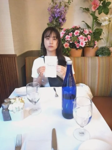 ⋆⸜☾⸝‍⋆
NYにて
⁡
父が撮る私
食事編
なのに、食事が来る前にばかり撮る謎。
⁡
1.2 父希望のサラベスで朝食 食べすぎて昼は無理だった
3.外国は冷