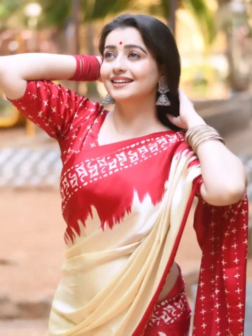 ❤️ Draped in elegance and a little bit of magic.🤍

.
.

Saree by - @lajreedesig