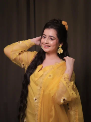 💛🤎💛🤎💛
.
.

Outfit- @aachho 
PR - @stylestopperr
📷 -  @framencapture
Makeup