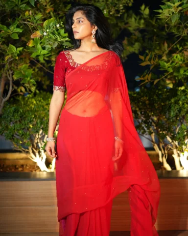 The saree, the colour, the breeze, the mood ❤️

Wearing: @elegant_threads_by_sal