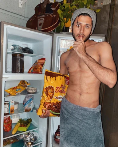 I can share anything except my food 🤭
.
.
.
.
#model #blogger #style #fashion #