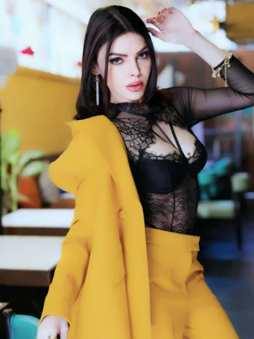 Women with ambition run their business, not their mouths.. 💫
#boss #babe #glam 