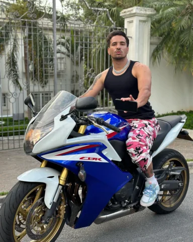 To pensando em dar essa moto de presente pra um seguidor 😂 sera q alguem quer e