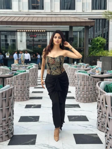 Wearing this beautiful outfit by @sejalkamdardesigns and absolutely loved it 💛