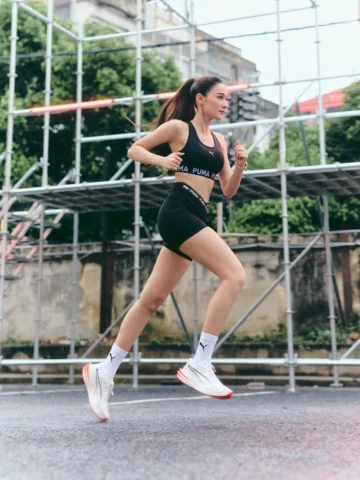 The PUMA Deviate Pure makes picking up the pace feel easy. ⚡️🖤

@pumathailand 
