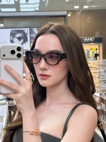 Tried these on and kinda loved them! ✨🖤

#DIOR
#DIOREyewear 🕶️
#Thenext
#Eyeli