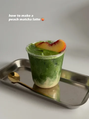🍑 it’s peach season 

I used vibrant green matcha from @tezumitea 🍵