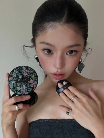 #광고 @gucci @guccibeauty
선물 고르다가 저부터 반해버린 쿠션🌹
케이스부터 너무 예뻐서 꺼낼 때마다 기분 좋아지는 제품이에요.