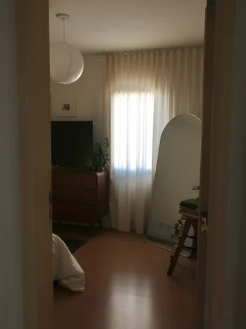 vamos de tour pelo meu quarto ??✨

vão ter que aceitar que o quadro “atrás” da T