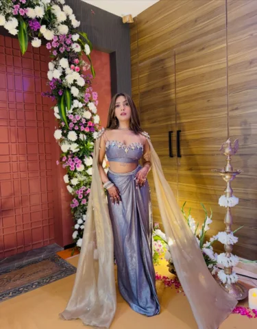 Desi girl with a lil bit of Drama😚❤️

Wearing: @the_adhya_designer