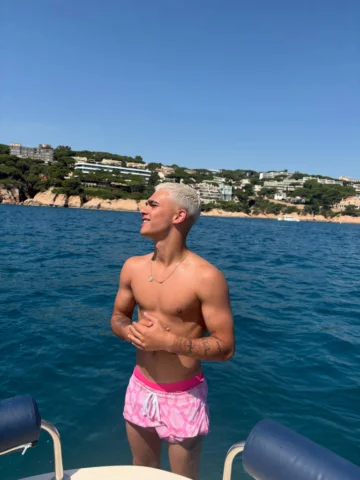 Se me filtró el cambio de look pero mañana lo entenderéis todo en YT