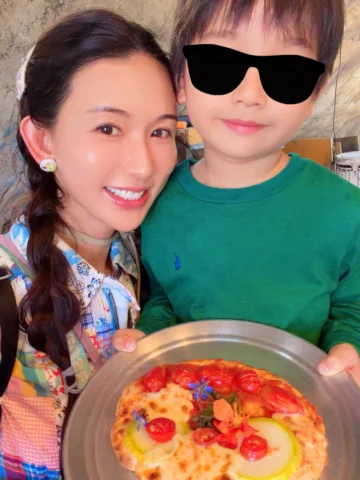 和兒子去農場🌿

今天，他親手做了一個 Pizza 蛋糕送給爸爸🤭🍕
Pizza 上有一個可愛的笑臉，
也裝滿了孩子最純粹的心意❤️

原來，
一個笑容、