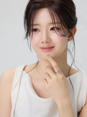 주얼리는 단순한 장식을 넘어 취향과 분위기를 가장 섬세하게 드러내준다고 생각하는데요.

그래서 흔하지 않지만 오래도록 함께할 수 있는, 맑고 투
