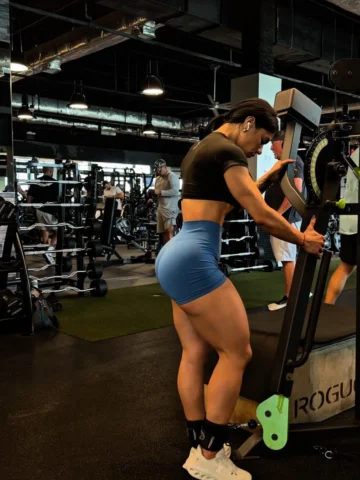 LUNES: Un buen entrenamiento empieza antes de tocar una pesa🍑

Llegar hidratado