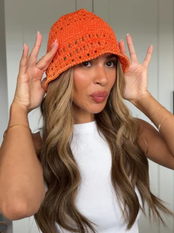 “Libras are so emotionally balanced” .. meanwhile me… buying a hat & sitting for