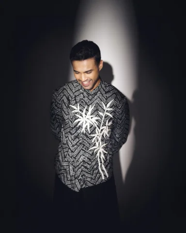 Kurosawa Camouflage

HMU - @aniket_cz , @magictouchbyaniket | @hairby_tej 

Outf
