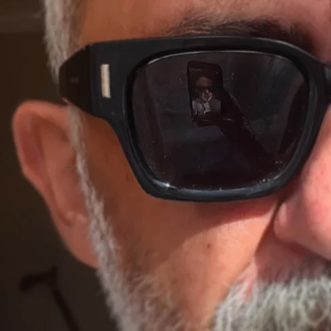 Önce bir silseydin şu gözlükleri diyen bizden değildir.
😂😂😂