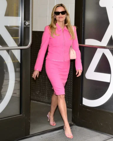 💞 @reesewitherspoon @elleonprime #legallyblonde
@chanelofficial @manoloblahnik 