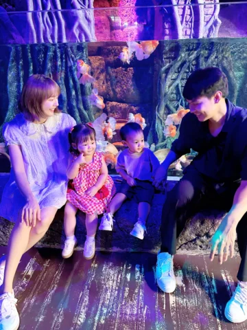 ตู้ปลามีกระจกกัน แต่ความป่วนของเด็กๆ ไม่มีอะไรกันได้เลย🤣👦🏻👧🏻