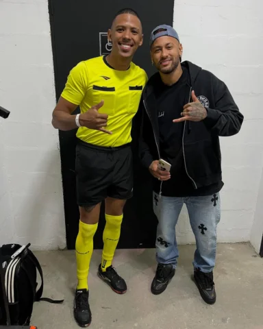 Eu e o @neymarjr ✋🏽🤪🤚🏽
07/04/2025 @kingsleague_br