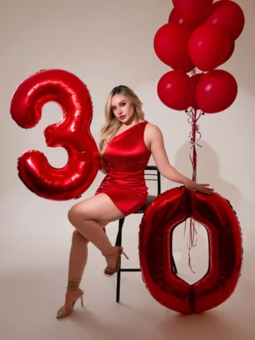 When 30 looks this good, you celebrate it in style! ❤️‍🔥
.
.
.
.
Gracias @cece.