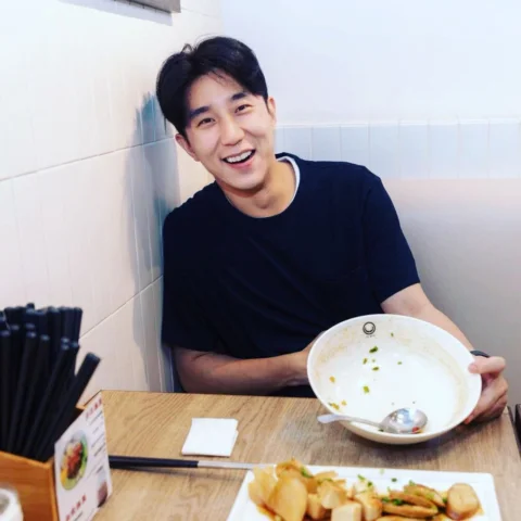吃飯了嗎？餓嗎？想要在這個炎熱的夏天吹冷氣吃好吃的嗎？「玖五牛肉麵」開業啦！好食！好聞！好飲！好看！你看多好看！我說碗上面的Logo 多謝晒!何!老!闆!  @