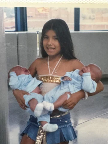 Foto 1 Danniela de 10 años :”Hace 20 años esta niña cargaba con asombro a sus he