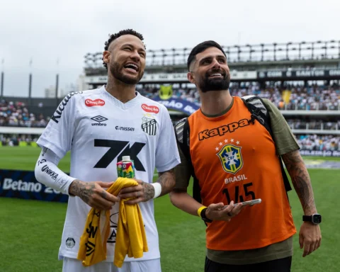 Trabalhando, sorrindo e vivendo o jogo como tem que ser! 🔥 ❤️

Futebol sempre m