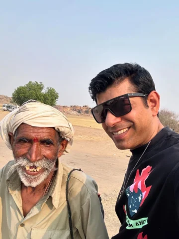 Do ajnabi. 
Hum mile, kuch share kiya, hanse aur acchi yaad ke saath zindagi ke 
