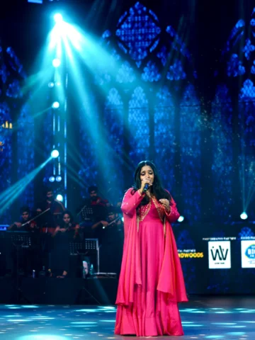 A few stills from the recent Kayilae Aagasam concert of @saindhaviofficial mam ✨
