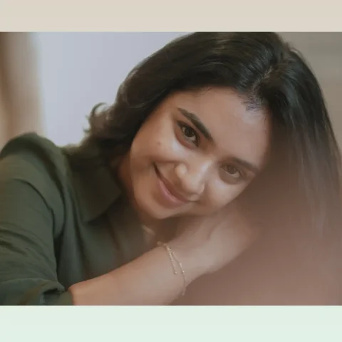 Kadhavoram Naanum nirka sirippai ✨🤍