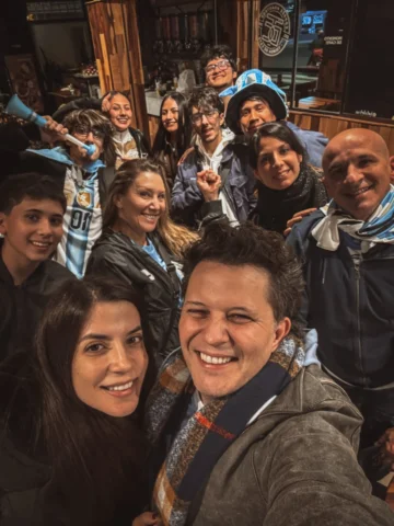Y como viviste el Sabado de mundial? Yo…así…! Mira!
- rodeado de amigos @pablofi
