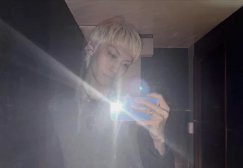 👱