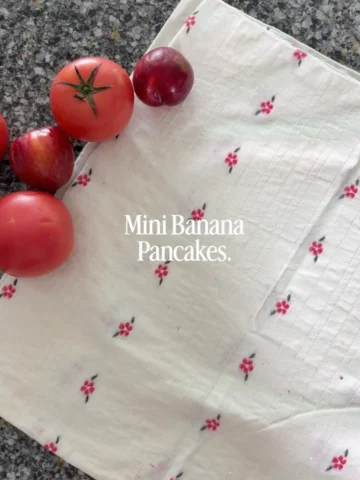 #바나나베리팬케이크 🍌✨

오늘 아침은 조금 특별하게 —
슬라이스한 바나나를 핫케이크 반죽에 살짝 입혀 노릇하게 구웠어요.
달콤한 바나나 향이