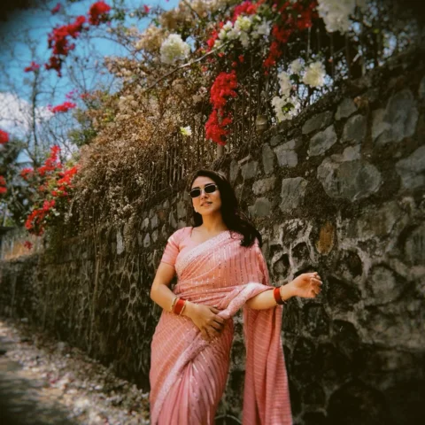 in between takes, I found a moment that felt like me 🌸🤝

#fyp #memories #saree