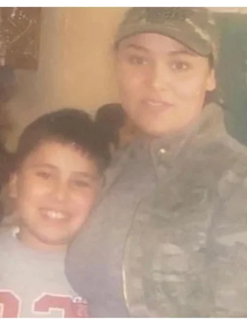 FELIZ CUMPLEAÑOS A LA MADRE QUE ME DIO LA VIDA 
Te escrito muchas canciones madr