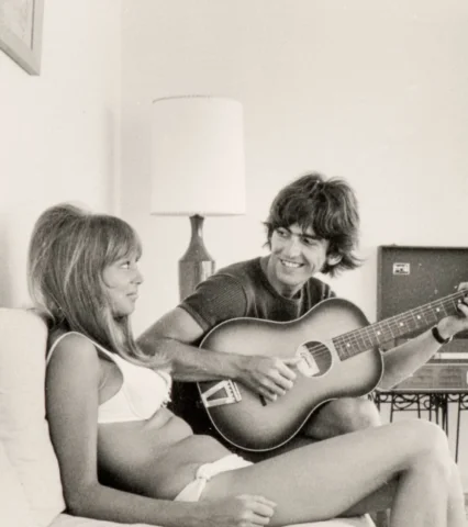George Harrison and Pattie Boyd met on the set of A Hard Day’s Night(1964). Geor