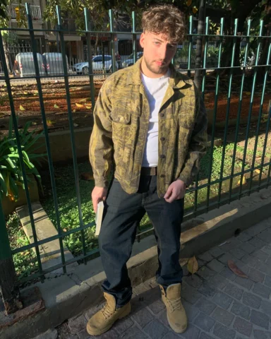 absorbiendo vitamina D con mi campera 1of1 que me hizo mi mamá @bindu.rch 🐑🍃❤️