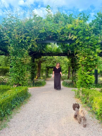 Feeling like a fairytale in the castle garden 🌸🏰✨
2nd swipe @captainbroady is 