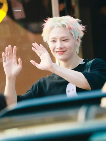 ini gemes bgt adekk rambut atasnya warna warni kayak gualii

260807 I.N at the m