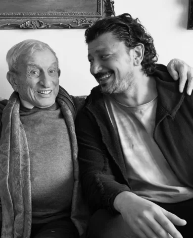 Ustam….
senin sahneden çekildiğin bugün büyüdü çırağın …öğrettiğin her şeye minn